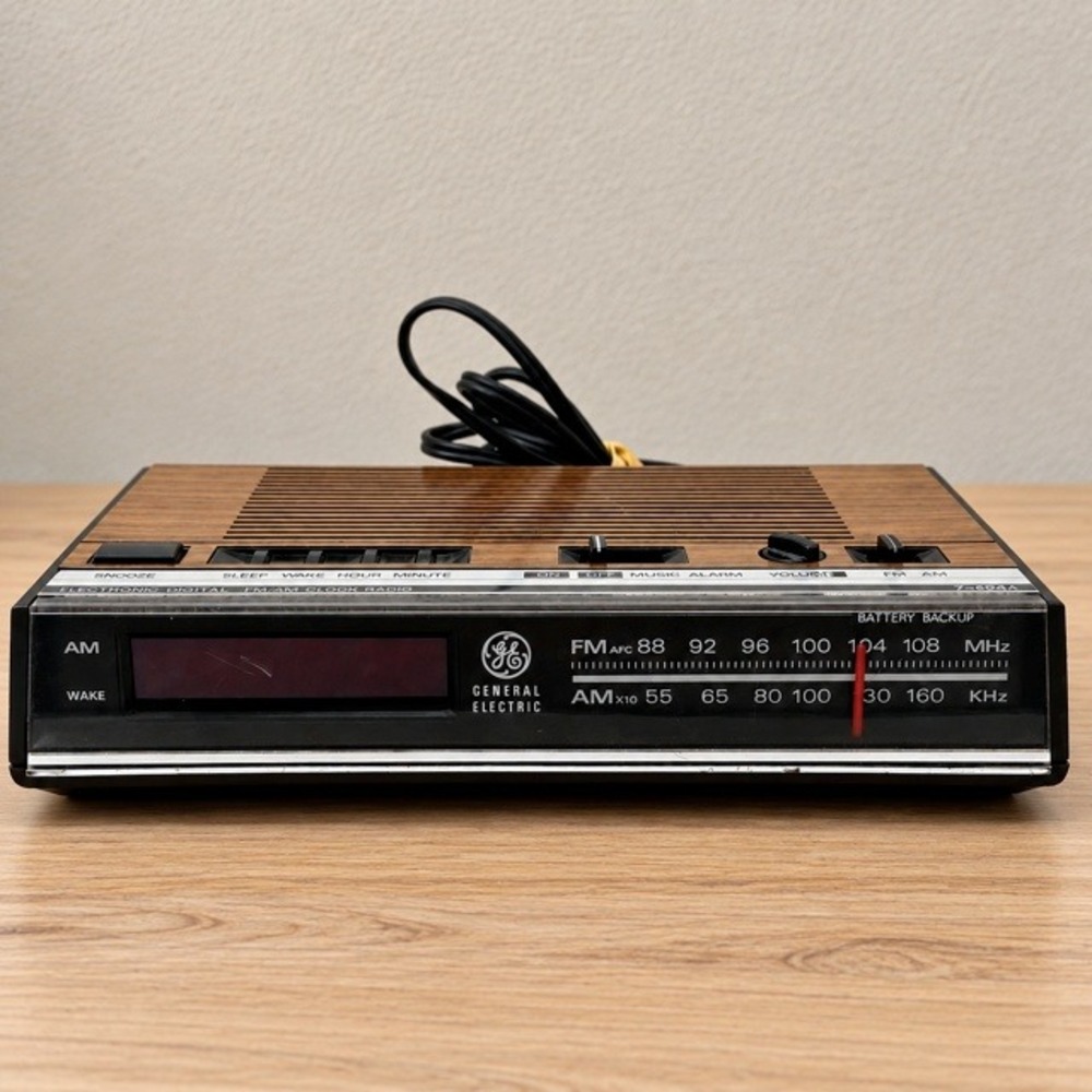 Vintage GE 7-4624A Digital AM FM Alarm Clock Radio Woodgrain Tested Works